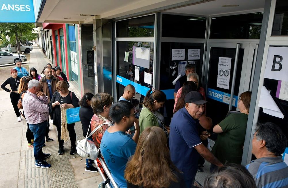 Anteriormente, las oficinas de ANSES suspendieron la atención al público y cientos de personas quedaron en la puerta porque habían asambleas de ATE por despidos de empleados públicos.Oficina de Guaymallén. Foto Archivo: Orlando Pelichotti