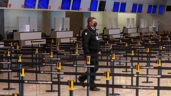 Aeropuertos Argentina 2000 presentó las acciones sanitarias que se llevaran a cabo en Mendoza a la espera del retorno de los vuelos.Foto: Ignacio Blanco / Los Andes