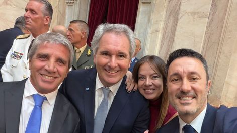 Luis Petri se mostró rodeado de los ministros de Javier Milei.