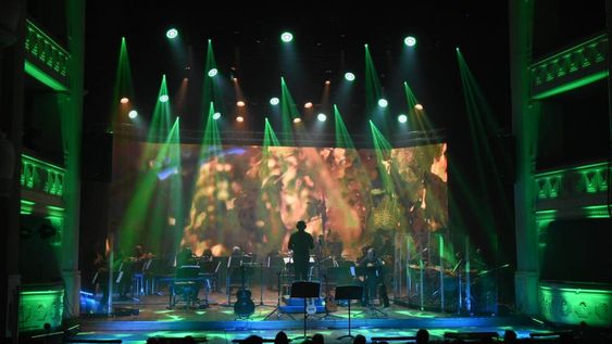 Cierre. Pedro Aznar subió al escenario e interpretó los clásicos de su repertorio, junto a la Orquesta Filarmónica de Mendoza. Previamente actuaron destacados artistas locales. Foto: Mariana Villa / Los Andes.