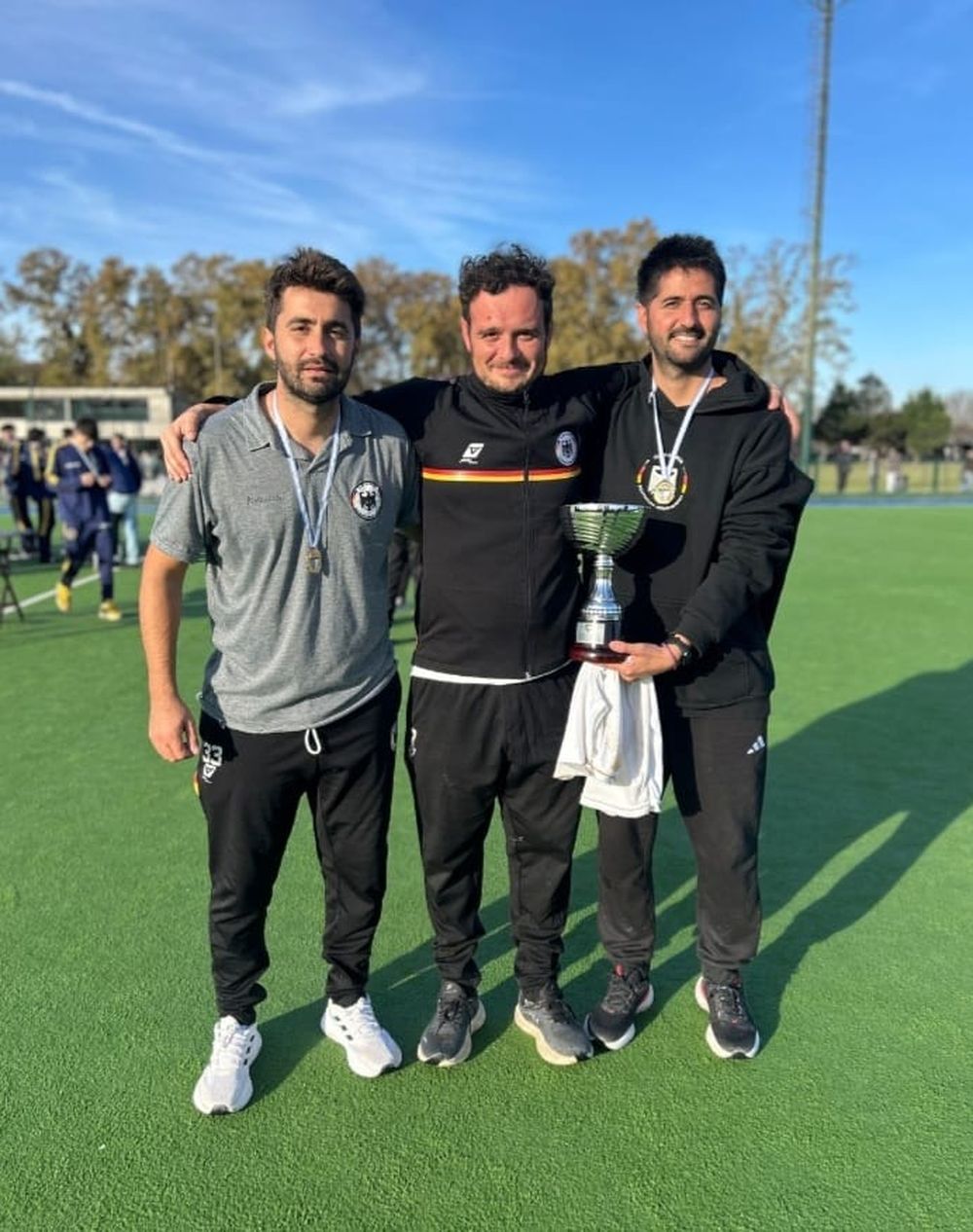 Los integrantes del cuerpo técnico del equipo de hockey césped del Club Alemán con su DT Facundo Paredes a la cabeza.