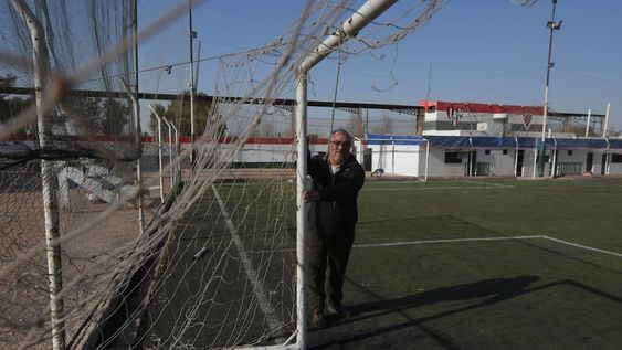 David Rubén Berbel muestra las instalaciones del club Deportivo y Social Guaymallén. Durante su gestión, entre otras cosas, se hizo el riego por aspersión del Alastra, se iluminó la cancha de hockey sobre patines, el camping y el polideportivo con luz solar, y se colocaron circuitos cerrados de televisión en el camping, la cancha y el gimnasio. José Gutiérrez / Los Andes.