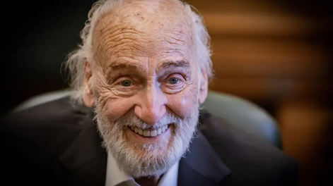 A sus 95 años, Héctor Alterio sigue haciendo teatro: cómo es su vida en Madrid