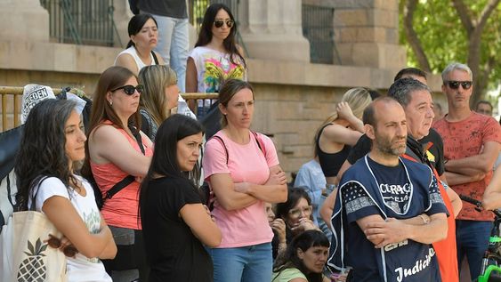 El gremio de trabajadores Judiciales transita un paro sin asistencia al trabajo este martes, producto de las diferencias en las paritarias con el Gobierno provincial. Varios sindicalistas incluso acamparon anoche frente a Tribunales provinciales Foto: Orlando Pelichotti