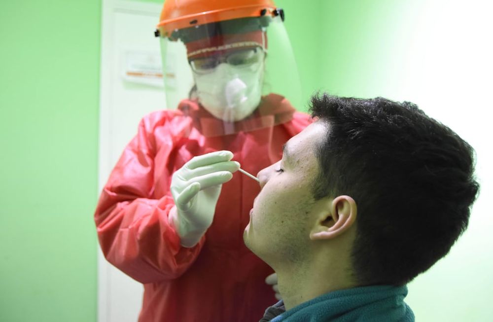 Laboratorios particulares realizan nuevos testeos por hisopado para detectar Covid-19. Mariana Villa / Los Andes