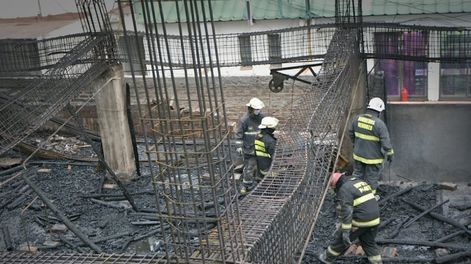 Así quedó el edificio incendiado en avenida Colón de la Ciudad de Mendoza. Bomberos continuaban trabajando en la mañana del lunes. Orlando Pelichotti / Los Andes