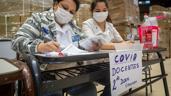Más allá del error de comunicación, en el sistema formal figuran los datos correctos de los docentes vacunados y los que no lo están. 25% de los trabajadores ya tiene, al menos, la primera dosis. Foto: Ignacio Blanco / Los Andes.