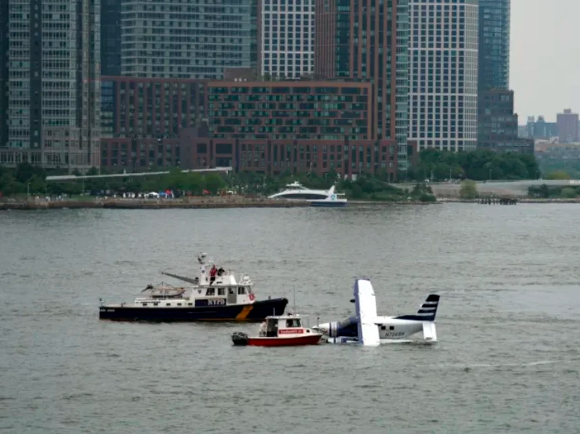 Una avioneta terminó en el río tras un aterrizaje forzoso en Nueva York.
