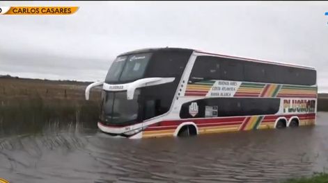 Un micro se fue a la banquina por la tormenta de Santa Rosa.