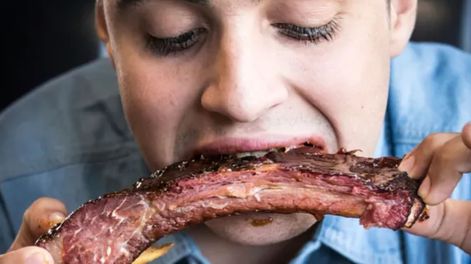 Los adultos mayores que incluían pescado, huevos o lácteos lograron probabilidades similares de alcanzar los 100 años que quienes consumían carne.
