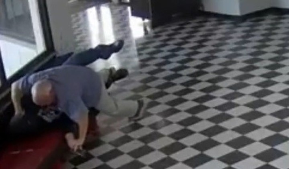 Ataque frustrado en EE.UU.: un director desarmó a un estudiante y evitó una tragedia.