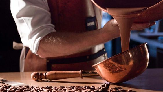 Al manipular el cacao en la cocina, los expertos recomiendan alejarlo del agua (apenas unas gotas pueden arruinarlo) y fundirlo lentamente y a baño María, revolviendo constantemente con cuchara de madera.