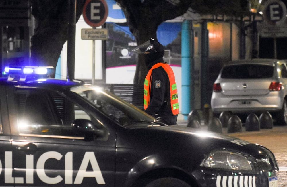 Además de las denuncias por reuniones clandestinas, la Policía procura que no haya incumplimientos en las calles. Foto: Marcelo Rolland / Los Andes