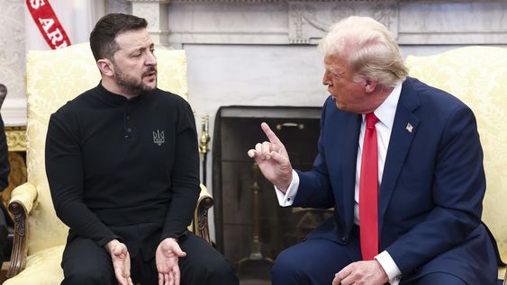 El presidente estadounidense Donald Trump (d) conversa con el presidente ucraniano Volodymyr Zelensky (i) durante la reunión que han mantenido en la Casa Blanca en Washington, DC, EE.UU.