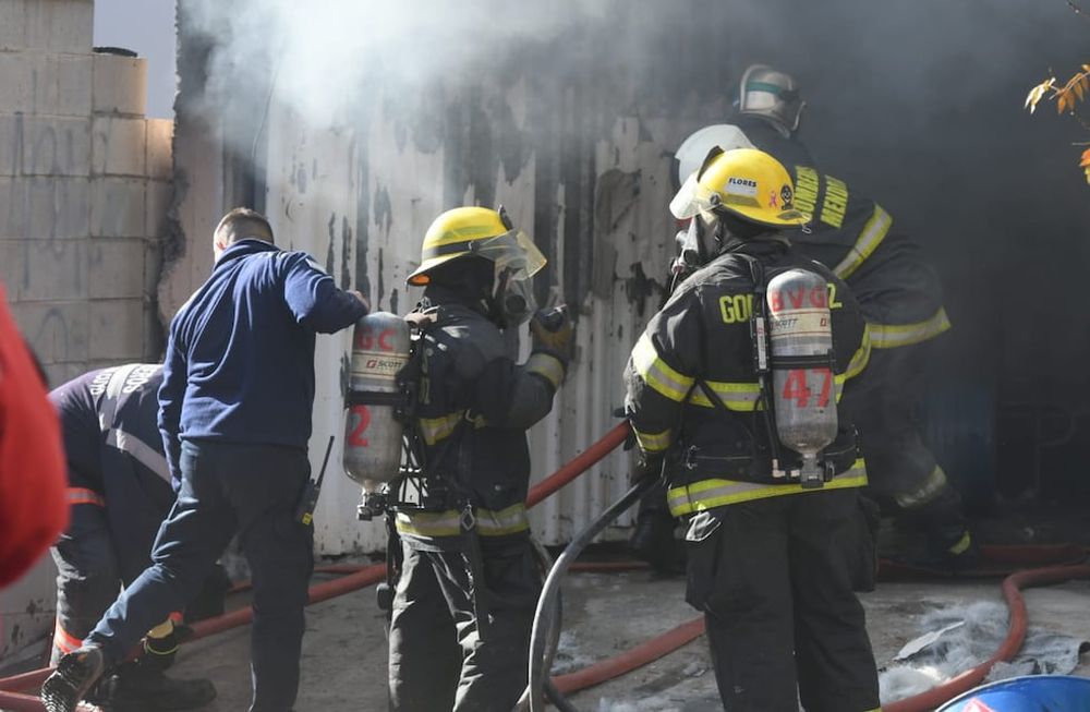 Creen que el incendio cerca de la ripiera de Godoy Cruz fue una venganza de una mujer a su marido, pero las llamas tomaron para otro lado. - Imagen ilustrativa / Los Andes