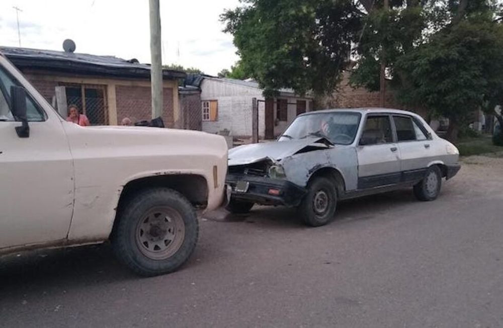 Una camioneta sin dirección terminó impactando contra un auto estacionado. Gentileza El Cuco.