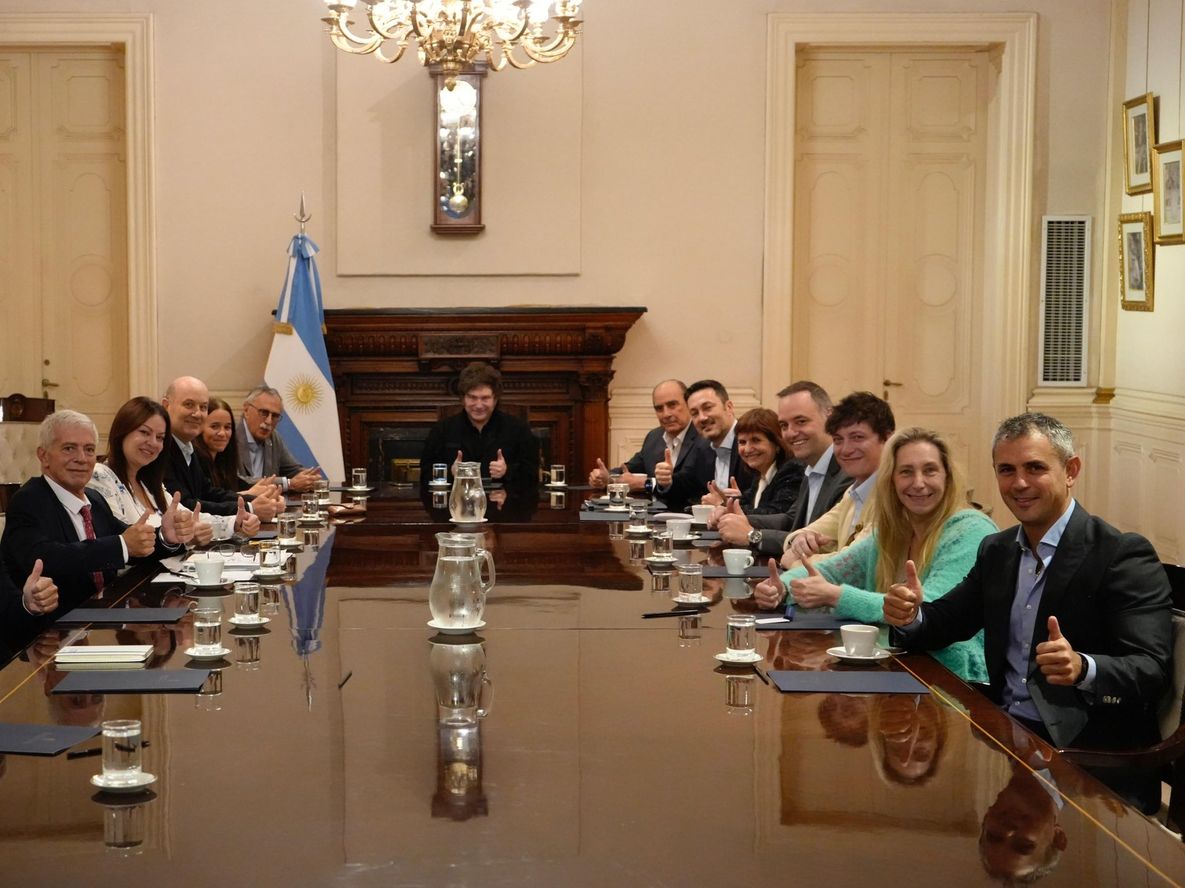 Javier Milei convocó a su gabinete ante el inminente anuncio del FMI.