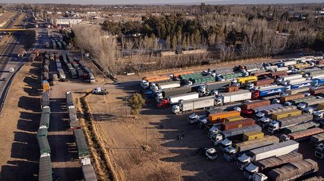 Los Andes | Ruta 40 y Ruta 7 Luján de Cuyo. Desde hace 11 días, más de 6.000 transportistas se encuentran apostados en distintos puntos de la provincia sin poder cruzar Chile.  Foto: Ignacio Blanco / Los Andes