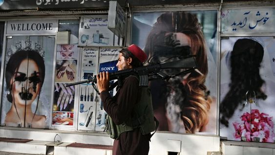 Los talibanes han censurado imágenes de mujeres modelos y cerrado salones de belleza.