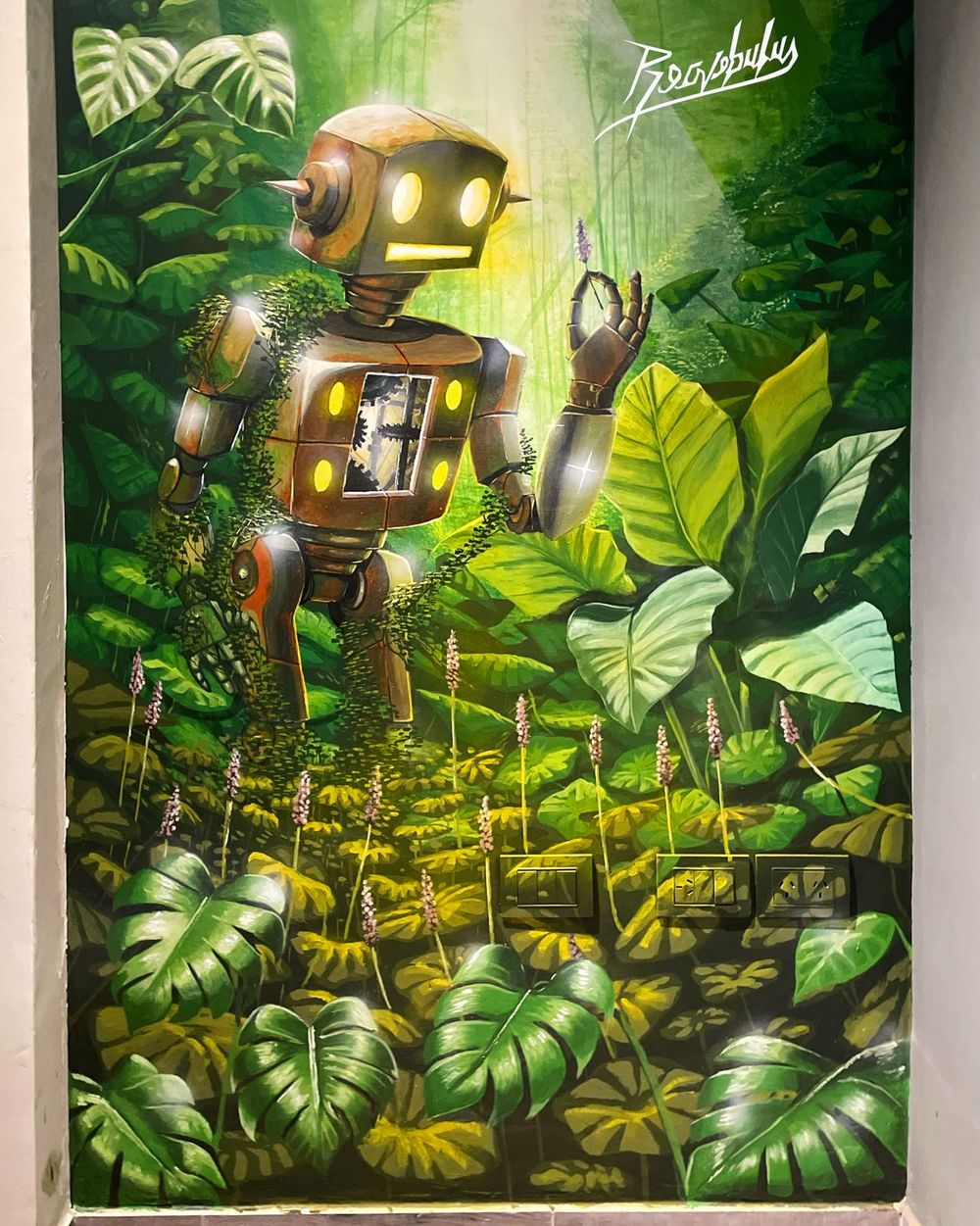 Arturo 25: El mural representa un robot en un mundo invadido por vegetación. 