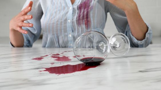 Estos ingredientes prometen resultados efectivos cuando el vino se derrama en la tela.