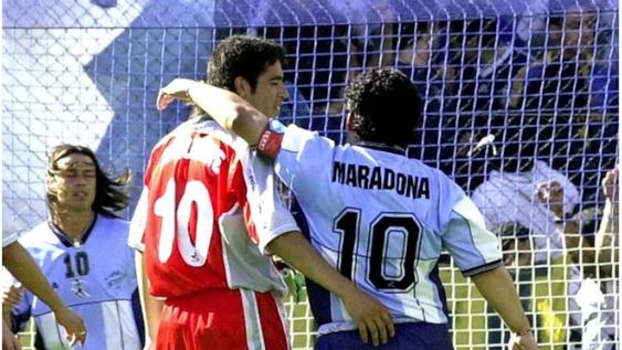 Román dejó de la lado las diferencias y se rindió a los pies de Maradona.