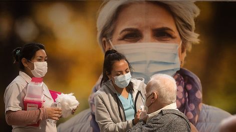 Desde los primeros casos, se ha dicho que la pandemia ha sido “un problema de los viejos” y se ha promovido una separación de los viejos con los jóvenes. / Foto: Ignacio Blanco
