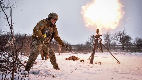 Un militar ucraniano dispara un mortero hacia las posiciones rusas en la región de Donetsk, al este de Ucrania. Foto: EFE