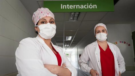 Los Andes | Dos profesionales de la salud provincial se muestran distendidas al inicio de una jornada, que seguramente, demandará mucho estrés y trabajo al máximo. / Ignacio Blanco