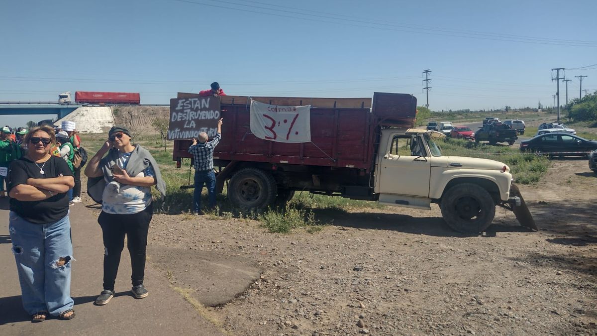 Productores se manifestaron sobre la ruta 7, en San Martín: denuncian fuerte crisis del sector vitivinícola