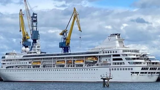 El Odyssey, un lujoso crucero que prometía una travesía de tres años alrededor del mundo, se encuentra actualmente detenido en Belfast, Irlanda del Norte, con sus 925 pasajeros atrapados a bordo.