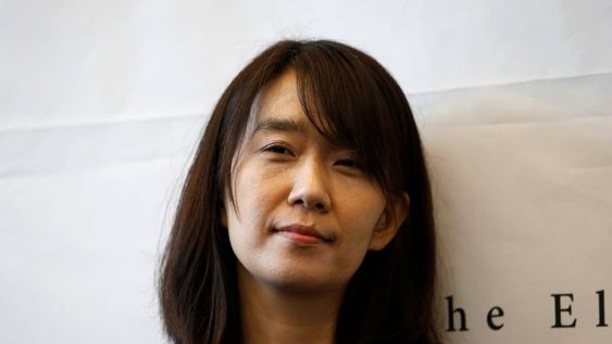 Han Kang posa para los medios durante una conferencia de prensa en Seúl, Corea del Sur, el martes 24 de mayo de 2016. Kang ganó el Premio Nobel de Literatura. (AP/ Lee Jin-man)