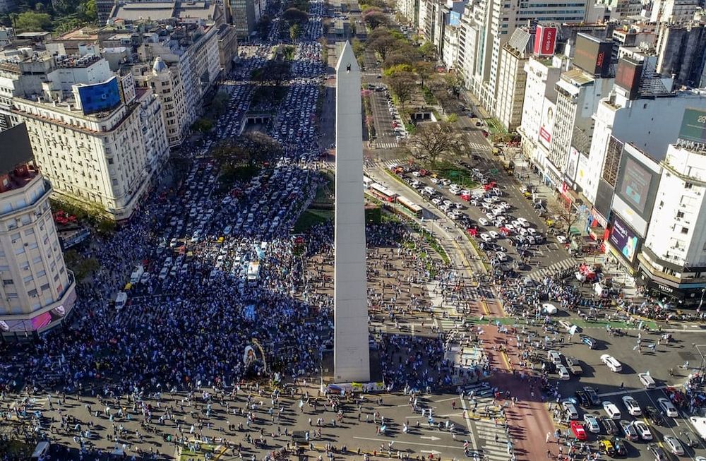Miles de personas se reunieron en el punto de encuentro por excelencia de Buenos Aires para protestar contra el Gobierno  - Clarín