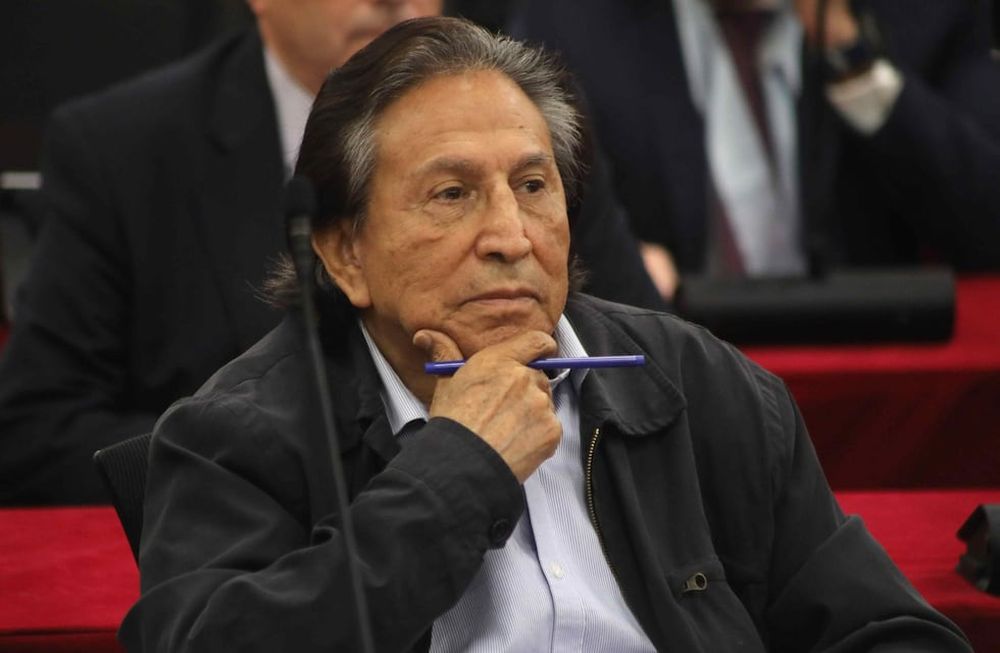 El expresidente Alejandro Toledo, asiste a la lectura de su sentencia este lunes, en Lima (Perú). La Fiscalía pide 20 años y 6 meses de cárcel para Toledo, por presuntamente haber pedido un soborno de 35 millones de dólares a la empresa brasileña Odebrecht. Foto: EFE /  Poder Judicial