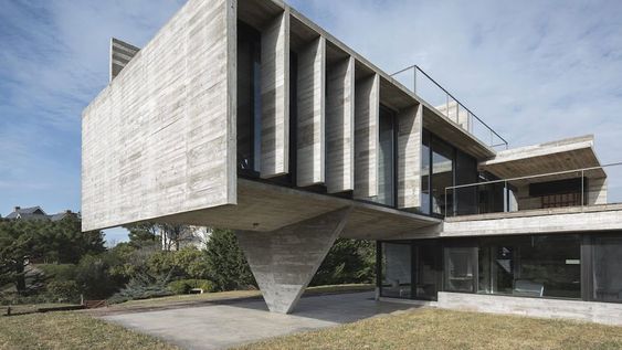 Una casa de hormigón que pende de un hilo
