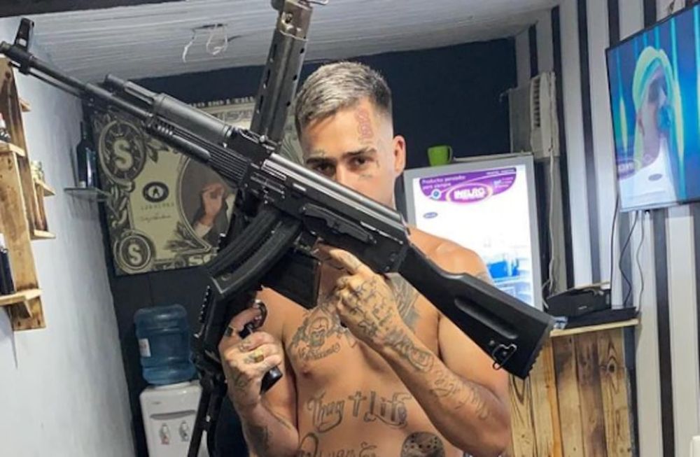 Con armas de fuego de gran calibre y junto a presuntos miembros de una banda narco, el trapero fue acusado y detenido.