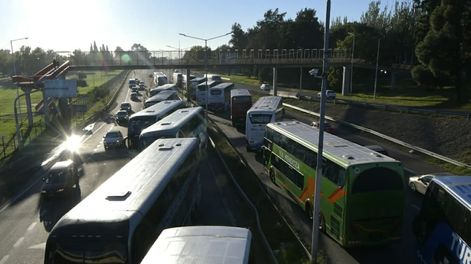Tercer día de corte de ruta por los choferes de micros de larga distancia./Orlando Pelichotti