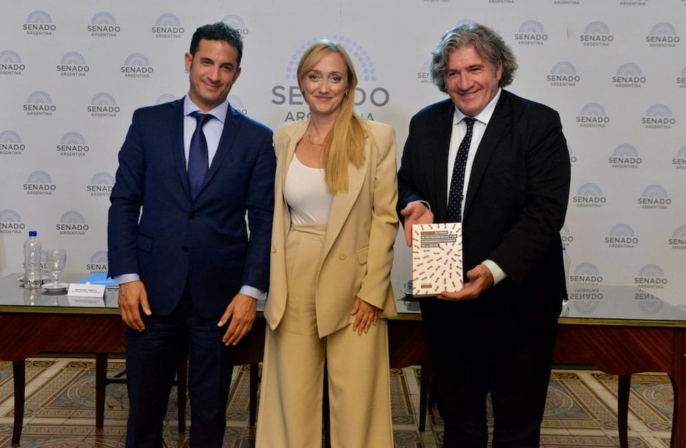 Presentación del proyecto de ley de Código de Protección a Consumidores y Usuarios de José Luis Ramón y Anabel Fernández Sagasti junto al secretario de Comercio, Matías Tombolini. Foto: Prensa Fernández Sagasti