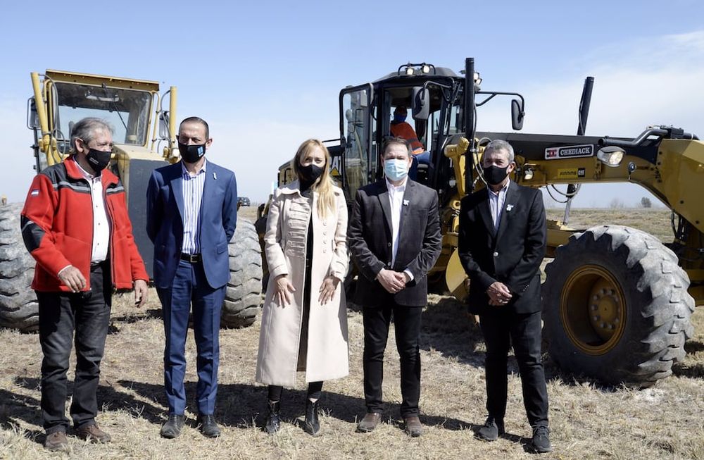 El titular de Vialidad Nacional, Gustavo Arrieta, junto al intendente de Lavalle, Roberto Righi, la senadora nacional Anabel Fernández Sagasti, el delegado de Vialidad en Mendoza, Guillermo Amstutz y el senador provincial Adolfo Bermejo en 2021, en el inicio de la doble vía Mendoza-San Juan.
