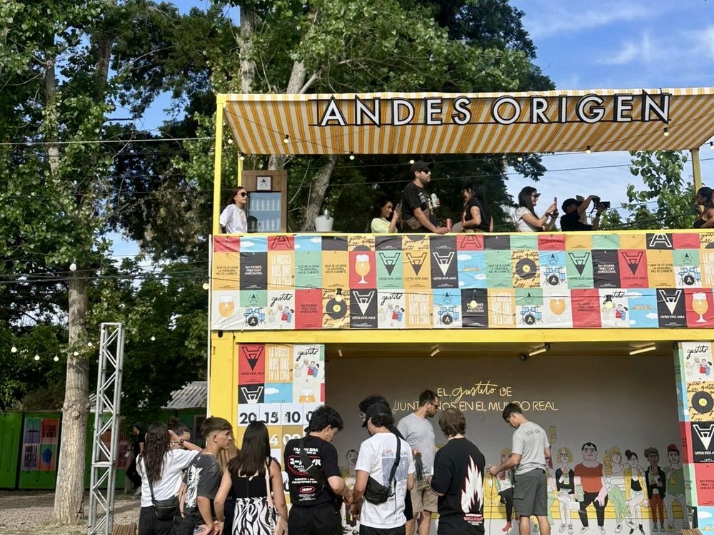 Con su icónico stand amarillo y una terraza con vista privilegiada al escenario, Andes Origen invitó al público a desconectar del celular y volver al disfrute real del momento.