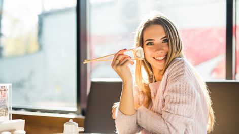 Descubrí cómo elegir vinos blancos frescos, rosados y tintos ligeros para maridar sushi.&nbsp;