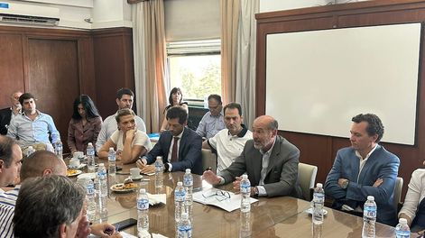 Los Andes | La reunión entre el ministro Rodolfo Vargas Arizu y las cámaras empresarias se realizó en el salón de acuerdos del Ministerio de la Producción.