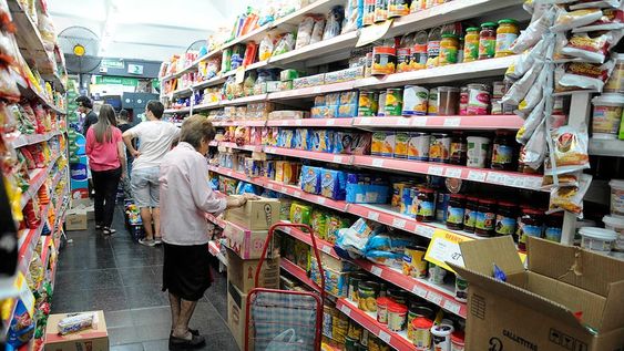 Súper Cerca incluye 70 artículos a precios fijos por 6 meses. En el mismo paquete, las empresas colocarán el precio oficial. Foto: Mariana Villa /Los Andes