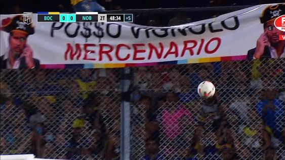 La absurda bandera que colgaron los hinchas de Boca en La Bombonera. / Gentileza.