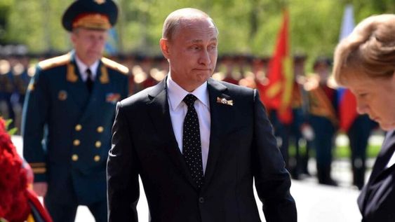Angela Merkel y Vladimir Putin (AP)