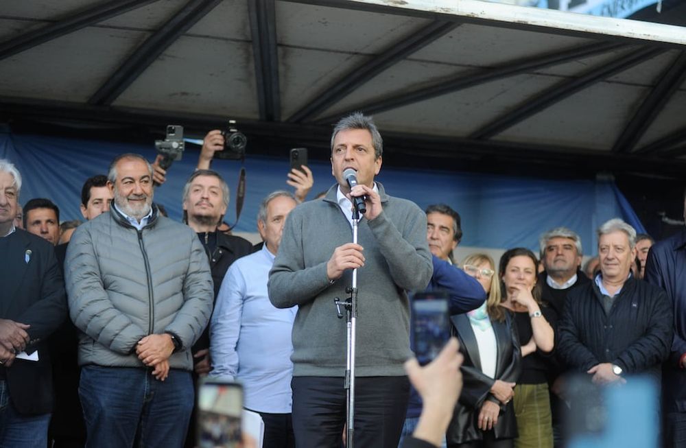 Archivo - Acto de la CGT por Impuesto a las ganancias en el Ministerio de Economía ArgentinaSergio Massa , Hector Daer , Sergio Palazzo , Maximo Kirchner , Julio piumato , Abel Furlán Foto Federico Lopez Claro