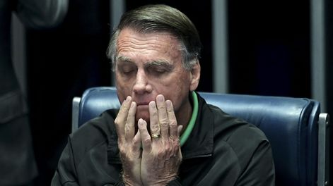El ministro del Supremo Tribunal Federal (STF), Alexandre de Moraes, dispuso la prisión domiciliaria del expresidente Jair Bolsonaro, por incumplimiento de medidas cautelares..