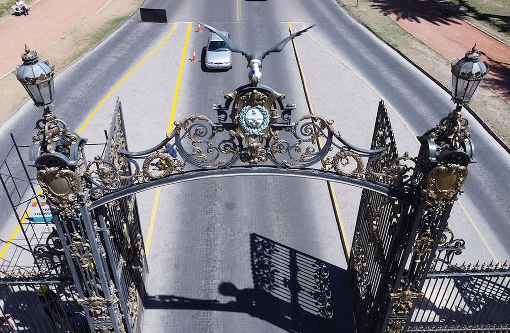 Los portones peatonales fueron retirados durante una restauración del paseo. Se dice que fueron llevados a una finca privada pero nunca pudieron ser hallados. Foto: drone de Los Andes