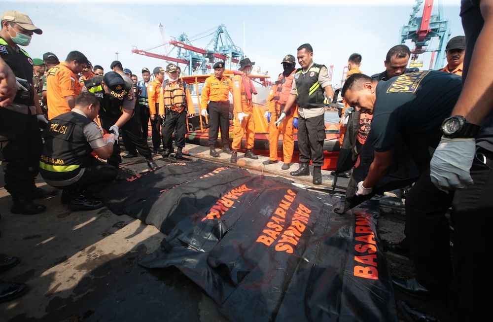Un avión se estrelló en el mar de Indonesia: viajaban 189 personas a bordo