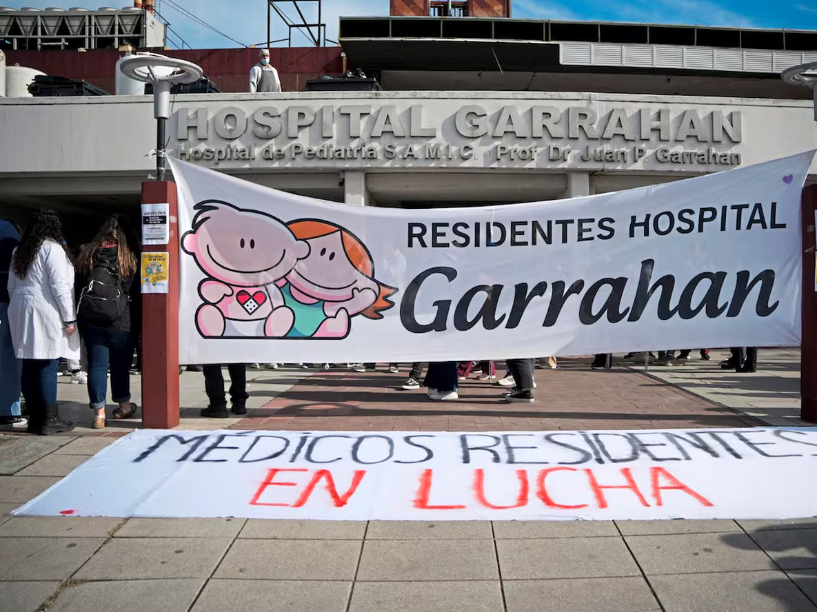 El Gobierno ordenó la cesantía de once empleados del Hospital Garrahan, que participaron en la toma de oficinas ocurrida el 31 de octubre de 2025.&nbsp;